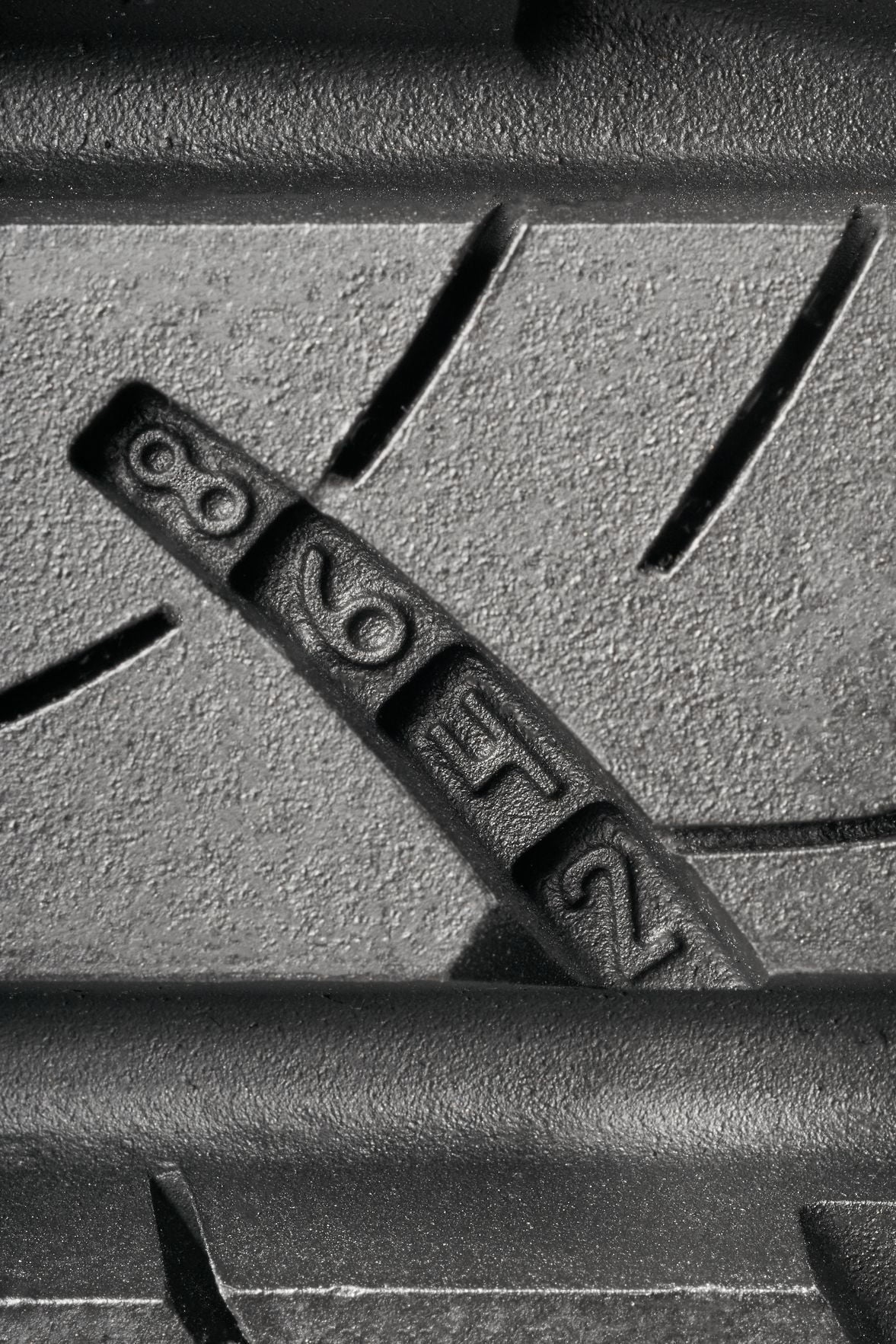 235/65R17 104H All-Season Tire F4845